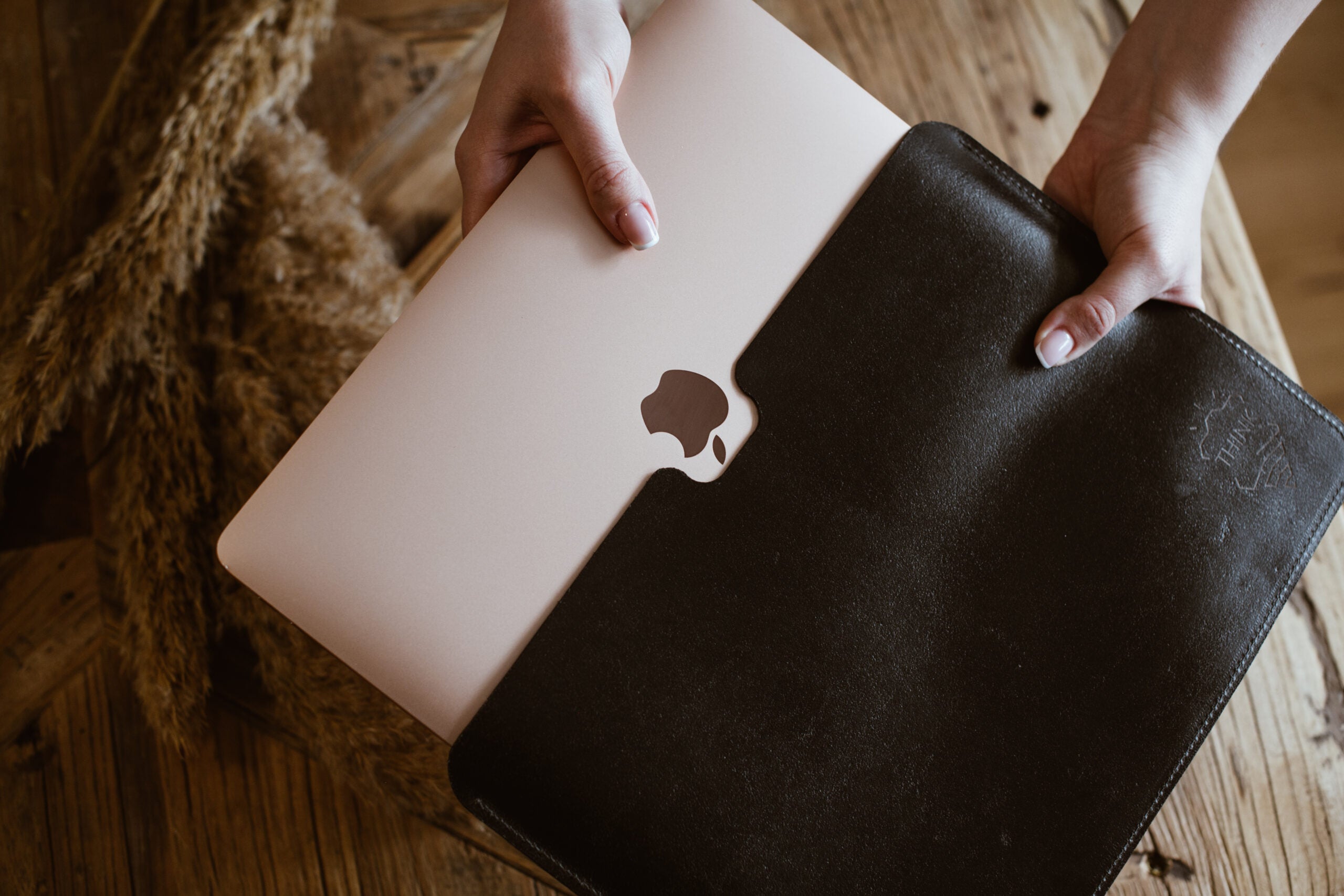 Skórzane etui na MacBook 13" Pro/Air - czarne-0